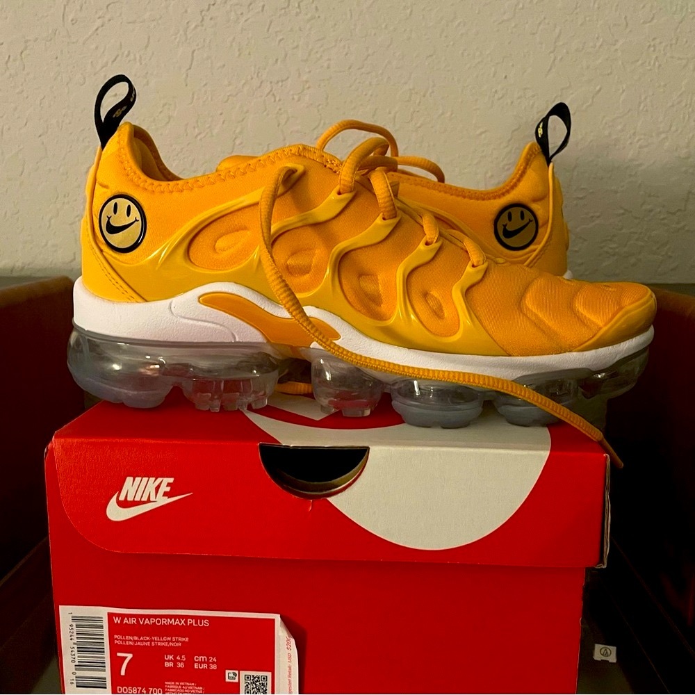 LIKE NEW Womens Air Vapormax Plus Black Yellow Strike